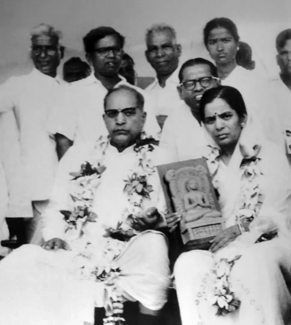 बौद्ध धर्म अपनाकर बी. आर. अंबेडकर ने दलितों को अध्यात्मिक और राजनीतिक मुक्ति का रास्ता दिखाया. शूद्र समझ नहीं पाए कि अंबेडकर का दर्शन उनकी दुर्दशा की भी बात करता है. एल्मी