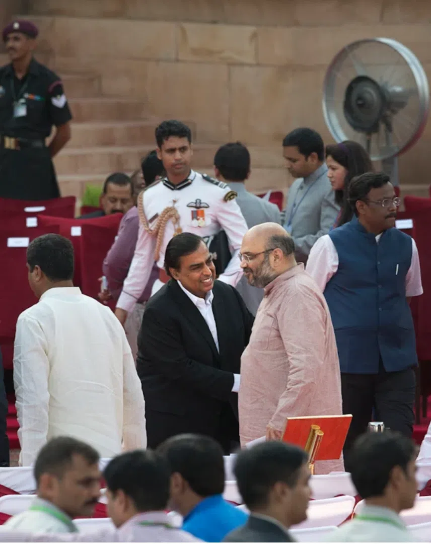 अपने राजनीतिक जीवन के अधिकांश दौर में नरेन्द्र मोदी ने स्वयं को बनिया बताया. बनिया उद्योगपतियों ने पार्टी के नंबर दो नेता अमित शाह का जोरशोर से साथ दिया. मनीष स्वरूप/एपी