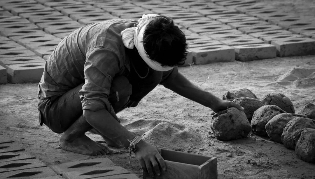 2030 तक भारत में बंधुआ मजदूरी को समाप्त करने के लक्ष्य की जमीनी हकीकत