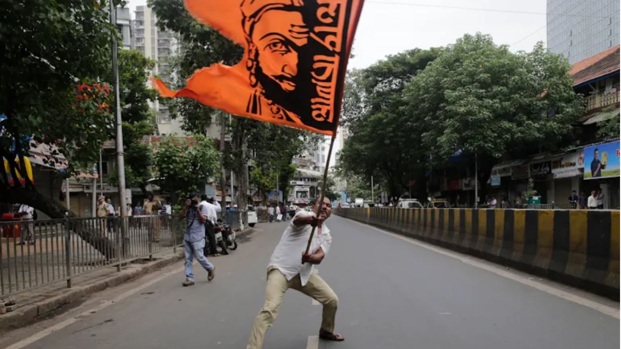 उच्च शूद्र मराठों ने अपने निचले दर्जे का विरोध जातीय दंभ से किया. शूद्र विचारकों के न होने से ऐसी भावनाओं को मुख्य रूप से ब्राह्मण अपने हितों के लिए दिशा देते हैं. रफीक मकबूल/एपी