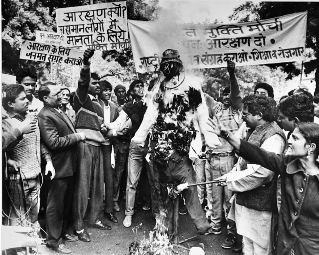 1990 में मंडल आयोग की सिफारिशों को लागू किए जाने के लिए संघर्ष करते शूद्र ओबीसी. आज 'उच्च' शूद्र, जिन्होंने पहले ओबीसी आरक्षण का विरोध किया था, स्वयं को ओबीसी सूची में डाले जाने की मांग कर रहे हैं. बीसीसीएल