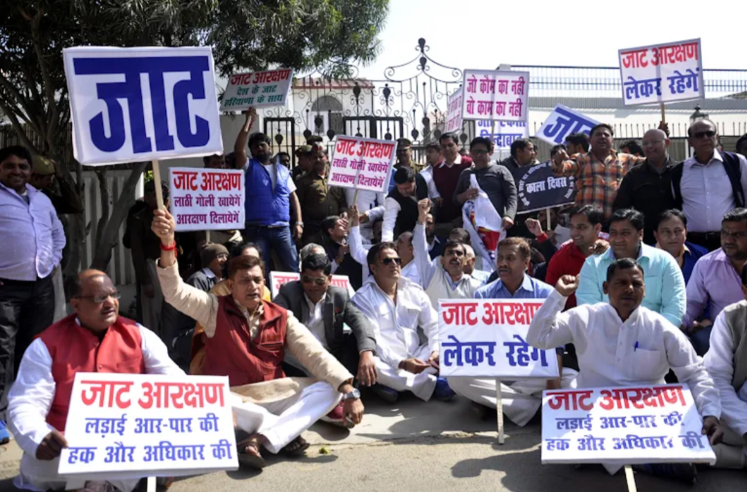 1990 में मंडल आयोग की सिफारिशों को लागू किए जाने के लिए संघर्ष करते शूद्र ओबीसी. आज 'उच्च' शूद्र, जिन्होंने पहले ओबीसी आरक्षण का विरोध किया था, स्वयं को ओबीसी सूची में डाले जाने की मांग कर रहे हैं. सकीब अली/हिंदुस्तान टाइम्स/गैटी इमेजिस