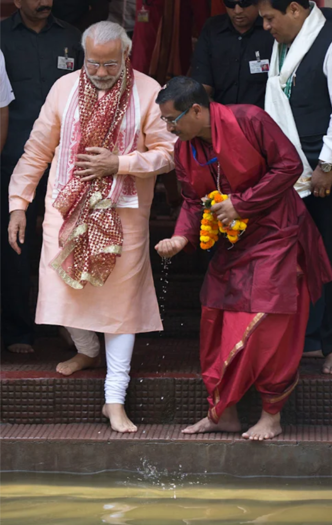 अपने राजनीतिक जीवन के अधिकांश दौर में नरेन्द्र मोदी ने स्वयं को बनिया बताया. बनिया उद्योगपतियों ने पार्टी के नंबर दो नेता अमित शाह का जोरशोर से साथ दिया. अनुपम नाथ/एपी