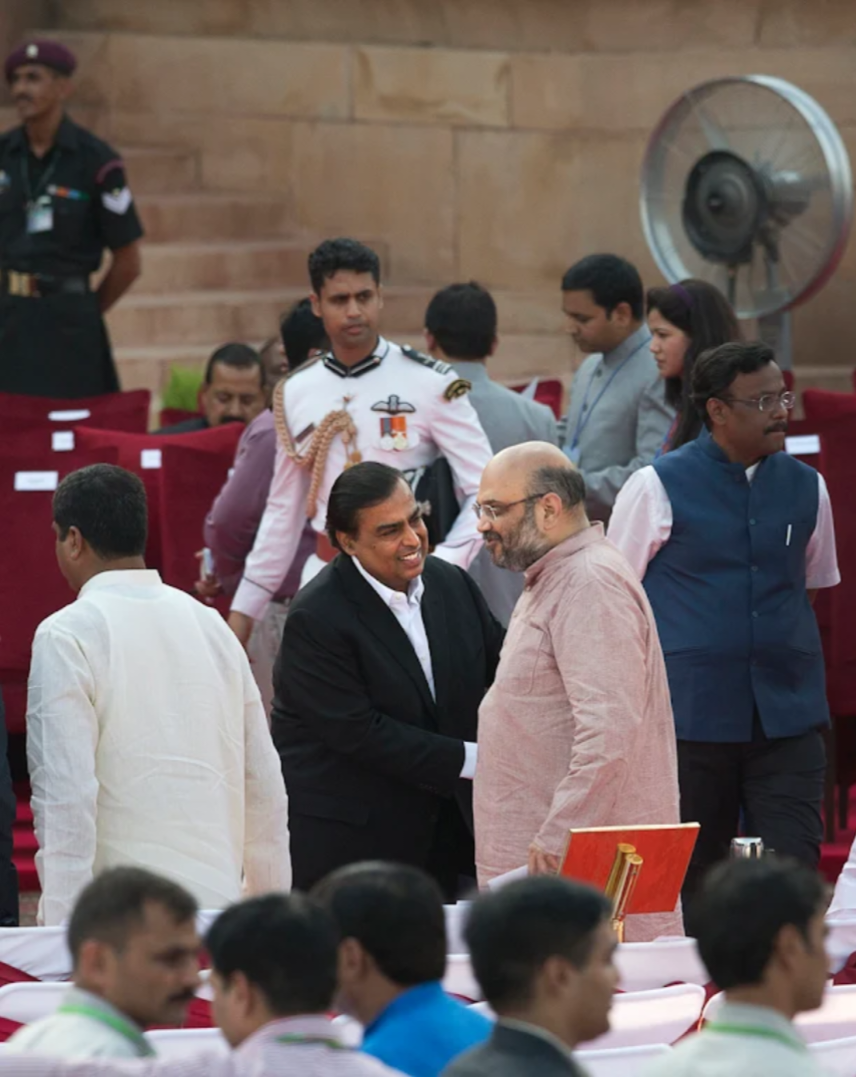 अपने राजनीतिक जीवन के अधिकांश दौर में नरेन्द्र मोदी ने स्वयं को बनिया बताया. बनिया उद्योगपतियों ने पार्टी के नंबर दो नेता अमित शाह का जोरशोर से साथ दिया. मनीष स्वरूप/एपी